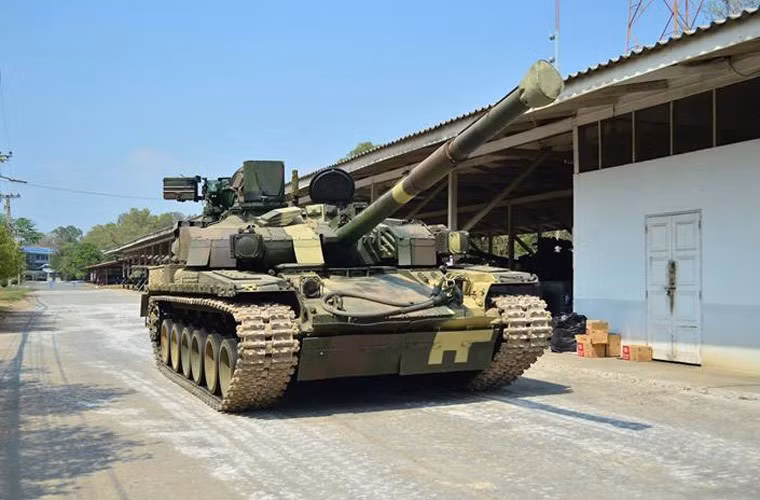 Năm 2011, Thái Lan đã ký hợp đồng mua 49 chiếc xe tăng T-84 Oplot-T của Ukraine với tổng giá trị ước tính 200 triệu USD. Các nguồn tin khi đó cho biết, sau hợp đồng đầu tiên, Thái Lan có thể ký mua thêm 200 chiếc nữa. Nhưng tới nay, việc bàn giao T-84 Oplot-T vẫn chưa được thực hiện xong, mới chỉ có 25 chiếc được bàn giao tính tới thời điểm hiện tại. Và người Thái cũng chẳng đả động gì tới việc ký mua 200 chiếc nữa hay không. Dường như vấn đề không chỉ nằm ở tiến độ giao hàng chậm chạp mà nằm ở cả chất lượng xe tăng. Chính vì thế, năm nay họ đã quyết định mua 28 chiếc VT-4 của Trung Quốc, tùy chọn đặt hàng 150 chiếc nữa.