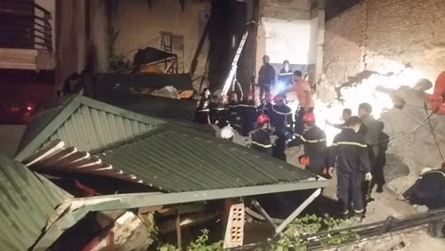 Ha Noi: Sap nha 4 tang trong dem, nhieu nguoi mac ket