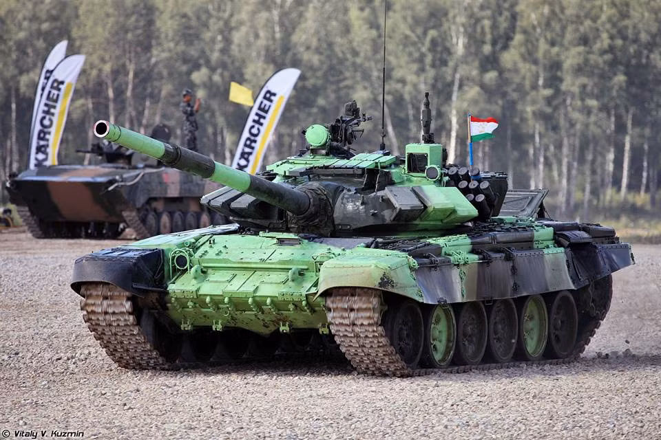 Màu sơn xe tăng T-72B3 của đội Tajikistan khá giống đội Nga.
