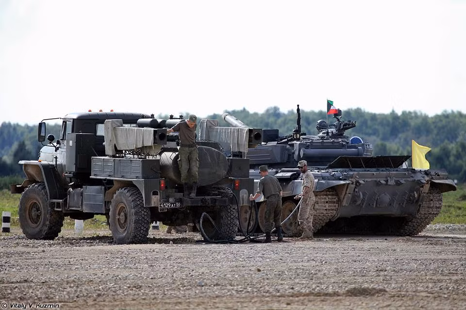 Một chiếc T-72B3 đang được tiếp xăng dầu. 3