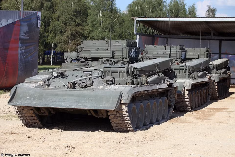 Đội hình xe công binh BREM-1 sẵn sàng giúp đỡ các xe tăng bị hư hỏng mắc kẹt.