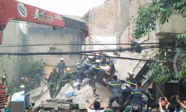 Lực lượng cứu hộ đưa thi thể nạn nhân cuối cùng ra ngoài. Ảnh: Bùi Hưng.