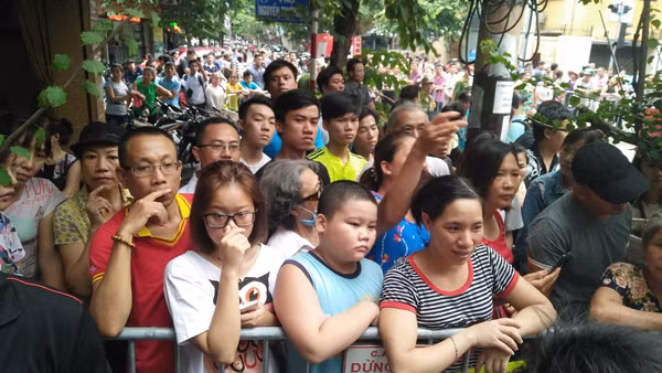 Nhiều người dân tập trung theo dõi công tác cứu hộ cứu nạn vụ sập nhà 4 tầng.