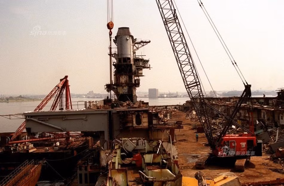 Nó được khởi đóng tháng 7/1944, hạ thủy ngày 2/4/1946 với tốc độ thần tốc, biên chế ngày 1/10/1947, loại biên chế 26/4/1990.