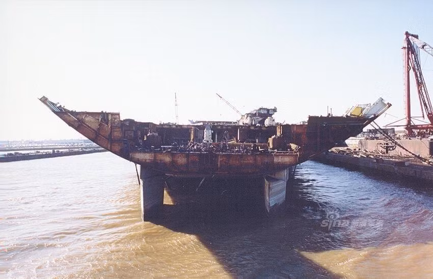 Việc tháo dỡ được thực hiện trên ụ nổi khổng lồ.