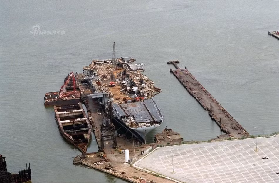 Công ty trực tiếp thầu phá dỡ tàu sân bay từng cố gắng bán thân tàu sắt vụn cho Trung Quốc nhưng đã bị Hải quân Mỹ ngăn cản.