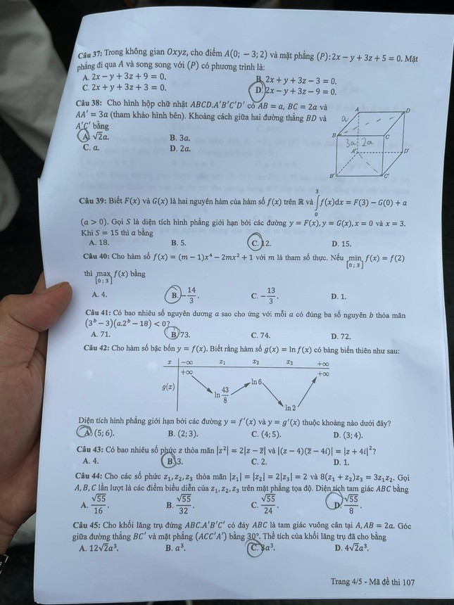 Đề không đánh đố nhiều và giống như đề thi minh họa, tuy nhiên càng về cuối độ khó càng cao, điều này sẽ dễ phân loại thí sinh.