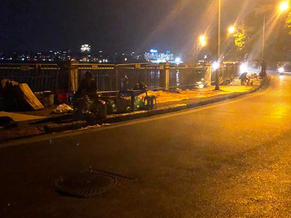 Trên phố Nguyễn Đình Thi, nhiều quán nước trên vỉa hè còn trải chiếu để bán hàng.