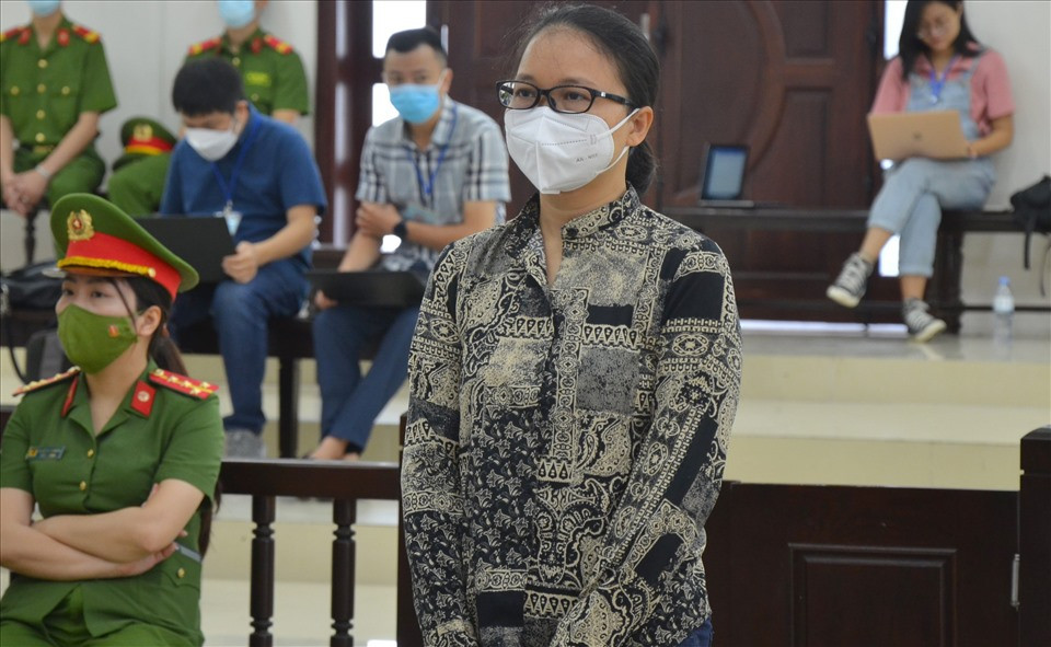 Bị cáo Phạm Thị Thu Hường (cựu Chánh Văn phòng Sở Kế hoạch và Đầu tư thành phố Hà Nội) khai báo trước Tòa.