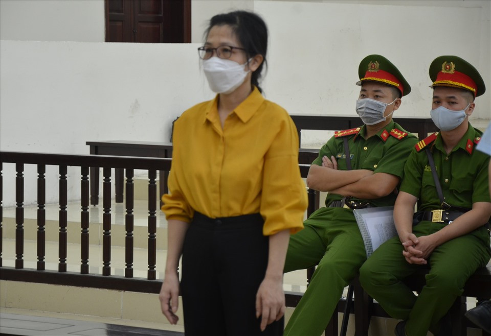 Bị cáo Nguyễn Thị Kim Tuyến (cựu Trưởng phòng, Sở Kế hoạch và Đầu tư thành phố Hà Nội) khai báo trước Tòa.