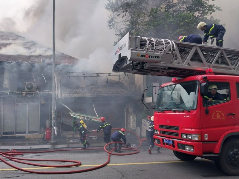  Cháy cửa hàng tranh ở trung tâm TP.HCM, nhiều người tháo chạy: Vào khoảng 6h20' sáng 1/7, cửa hàng bán tranh trên đường Hai Bà Trưng, quận 1, TP.HCM bất ngờ phát hoả khiến nhiều người hoảng hốt. Đám cháy được khống chế sau đó, may mắn không gây thiệt hại về người nhưng nhiều tài sản trong cửa hàng tranh bị thiêu rụi. 