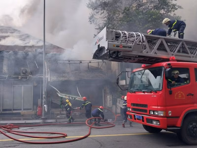  Cháy cửa hàng tranh ở trung tâm TP.HCM, nhiều người tháo chạy: Vào khoảng 6h20' sáng 1/7, cửa hàng bán tranh trên đường Hai Bà Trưng, quận 1, TP.HCM bất ngờ phát hoả khiến nhiều người hoảng hốt. Đám cháy được khống chế sau đó, may mắn không gây thiệt hại về người nhưng nhiều tài sản trong cửa hàng tranh bị thiêu rụi. 