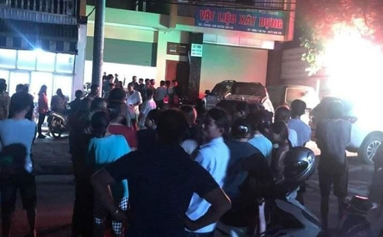  Thi thể người đàn ông đang phân hủy trong nhà nghỉ: Khoảng 19h30 ngày 11/7, tại phòng 104 nhà nghỉ N.L., thuộc bản Hang Trùng 1, xã Vân Hồ (huyện Vân Hồ, tỉnh Sơn La), người dân phát hiện một thi thể đã có dấu hiệu phân hủy, mùi hôi bốc lên nồng nặc. Nạn nhân được xác định là ông Đ.V.T. (40 tuổi, trú tại xã Chiềng Sơn, huyện Mộc Châu, tỉnh Sơn La) tử vong do ăn lá ngón tự tử.