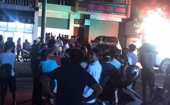  Thi thể người đàn ông đang phân hủy trong nhà nghỉ: Khoảng 19h30 ngày 11/7, tại phòng 104 nhà nghỉ N.L., thuộc bản Hang Trùng 1, xã Vân Hồ (huyện Vân Hồ, tỉnh Sơn La), người dân phát hiện một thi thể đã có dấu hiệu phân hủy, mùi hôi bốc lên nồng nặc. Nạn nhân được xác định là ông Đ.V.T. (40 tuổi, trú tại xã Chiềng Sơn, huyện Mộc Châu, tỉnh Sơn La) tử vong do ăn lá ngón tự tử.