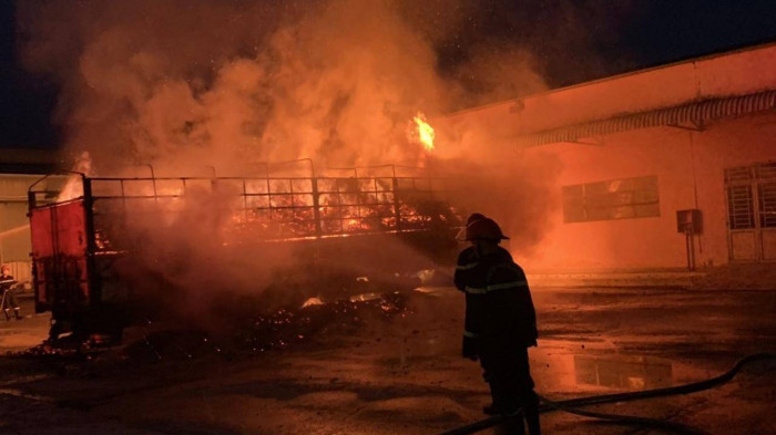  Xe chở gỗ đang đậu trong công ty bỗng dưng cháy rụi trơ khung: Khoảng 4h43 ngày 12/7, xe tải BKS: 77H-029 chở 20 tấn gỗ tạp đang đậu tại sân của Công ty TNHH Hoàng Ngọc ở xóm 2, thôn Bình An 1 (xã Phước Thành, huyện Tuy Phước) thì bất ngờ bốc cháy dữ dội không rõ nguyên nhân. Ước tính thiệt hại hơn 1,3 tỷ đồng, may mắn không có ai bị thương.