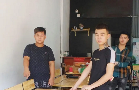 Tin nong 12/7: Khong chiu goi anh, co gai bi danh trong quan an dem