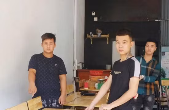 Tin nong 12/7: Khong chiu goi anh, co gai bi danh trong quan an dem