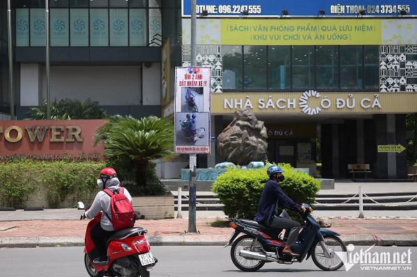 Tuy nhiên cũng có không ít người tỏ ra lo lắng khi tấm biển này được treo tại đường phố, nếu như nội dung trên tấm biển không đúng sự thật thì sẽ rất phiền phức cho hai người đàn ông in trên tấm biển.