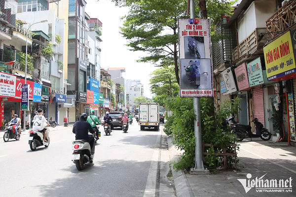 Một người phụ nữ sinh sống tại số nhà 29 Khâm Thiên (Đống Đa) cho biết, tấm biển này được treo trộm trước cửa nhà vào lúc đêm tối: “Sáng ngủ dậy, tôi thấy ai đó đã treo tấm biển ở cột đèn trước của nhà tôi, tôi không biết họ treo nhằm mục đích gì vì trên biển không để lại số điện thoại hay bất cứ thông tin gì”