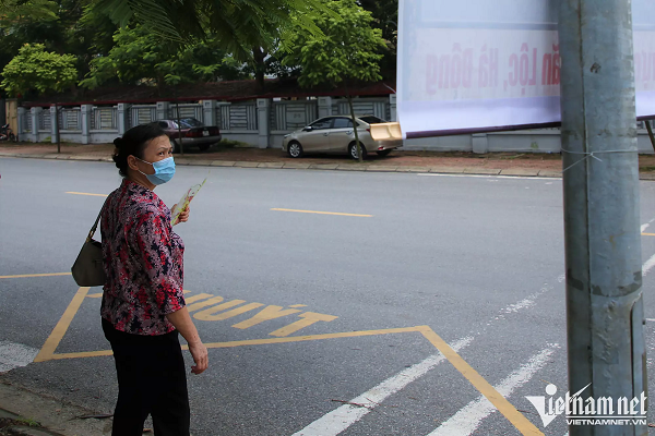 Tam bien co noi dung la giang tren pho Ha Noi-Hinh-2