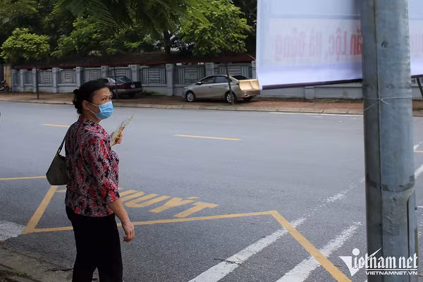 Tấm biển có nội dung lạ giăng trên phố Hà Nội - Hình 2 Tam bien co noi dung la giang tren pho Ha Noi-Hinh-2