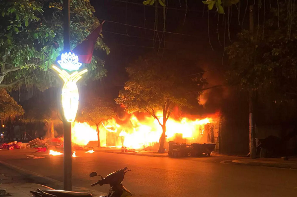 Theo Vietnamnet đưa tin, vụ cháy xảy ra vào 23h30 đêm qua (21/7), tại dãy nhà trên đường Triều Dương, phường Trần Phú, TP Móng Cái, Quảng Ninh. (Ảnh: Thành Phố Móng Cái)