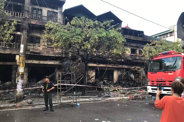 Cơ quan chức năng có mặt tại hiện trường từ sáng sớm để làm công tác khắc phục hậu quả đám cháy. (Ảnh: Thành Phố Móng Cái)