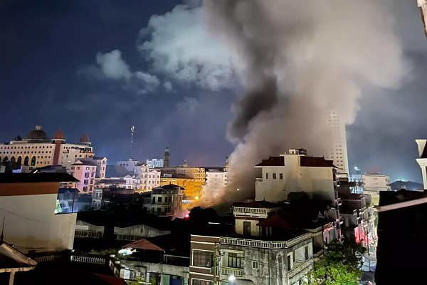 Vào thời điểm trên, người dân phát hiện khói đen từ một căn nhà, chỉ vài phút sau ngọn lửa cùng gió lớn bắt đầu bùng phát, nhanh chóng lan rộng sang các nhà lân cận. (Ảnh: Thành Phố Móng Cái) 