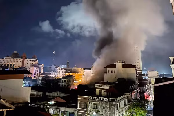 Vào thời điểm trên, người dân phát hiện khói đen từ một căn nhà, chỉ vài phút sau ngọn lửa cùng gió lớn bắt đầu bùng phát, nhanh chóng lan rộng sang các nhà lân cận. (Ảnh: Thành Phố Móng Cái) 