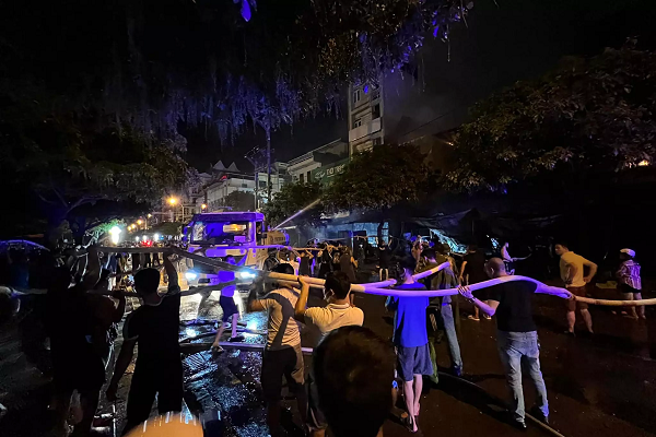 Đến khoảng 3h00 sáng nay (22/7) đám cháy tạm thời được khống chế. Rất may không có thiệt hại về người, phần lớn tài sản bên trong bị thiêu rụi. (Ảnh: Thành Phố Móng Cái)