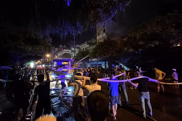 Đến khoảng 3h00 sáng nay (22/7) đám cháy tạm thời được khống chế. Rất may không có thiệt hại về người, phần lớn tài sản bên trong bị thiêu rụi. (Ảnh: Thành Phố Móng Cái)