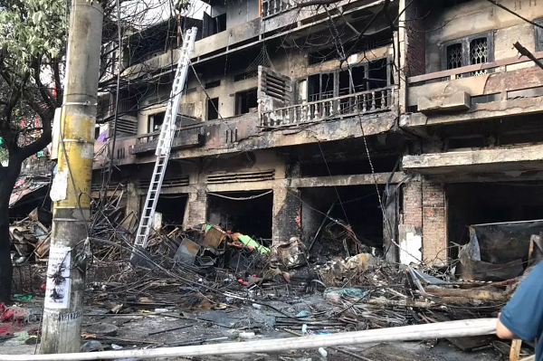 Mặt trước của các ki-ốt bị cháy đen. (Ảnh: Thành Phố Móng Cái)