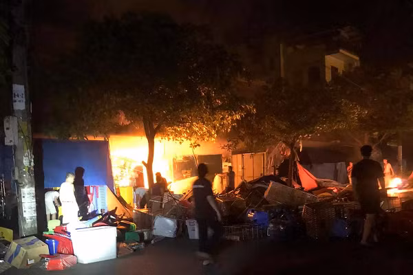Do nơi xảy ra cháy là dãy nhà xây dựng kiên cố từ 2 - 6 tầng, tất cả đều có mái hiên đua ra làm ki-ốt bán hàng nên tiếp cận dập lửa rất khó.(Ảnh: Thành Phố Móng Cái)