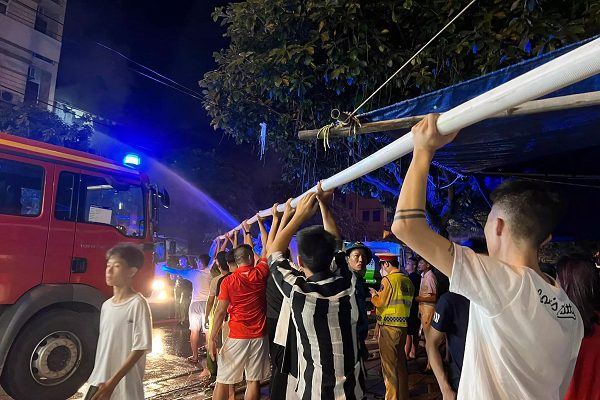 Hơn nữa, các mặt hàng bán chủ chủ yếu là đồ điện tử gia dụng, hàng mã, chăn, ga, đệm nên ngọn lửa nhanh chóng lan rộng. Lực lượng chức năng phải sử dụng máy xúc để phá cửa và mái tôn để tiếp cận hiện trường. (Ảnh: Thành Phố Móng Cái)