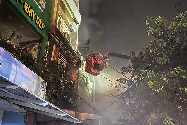 UBND TP Móng Cái đã huy động công an các phường trên địa bàn cùng lực lượng chữa cháy Khu công nghiệp Hải Yên và công an các huyện gần đó tham gia chữa cháy.