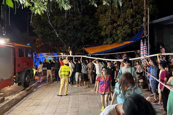 Khi thấy đường ống máy bơm nước quá thấp và có độ nặng, đội PCCC cần đưa lên cao, người dân gần đó đã hô hào tới để chung sức vác ống bơm lên vai giúp chữa cháy. (Ảnh: Thành Phố Móng Cái)