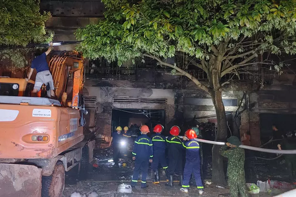 Nhiều xe cứu hỏa, xe cấp nước, xe tưới đường của thành phố và các doanh nghiệp trên địa bàn cũng được điều động cứu hỏa. (Ảnh: Thành Phố Móng Cái) 