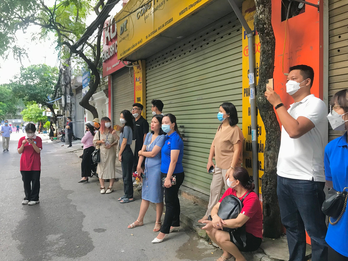 Phụ huynh chờ con em trong giờ thi môn Ngữ Văn, sáng 7/7 tại điểm thi THPT Lê Quý Đôn - Đống Đa (Hà Nội).