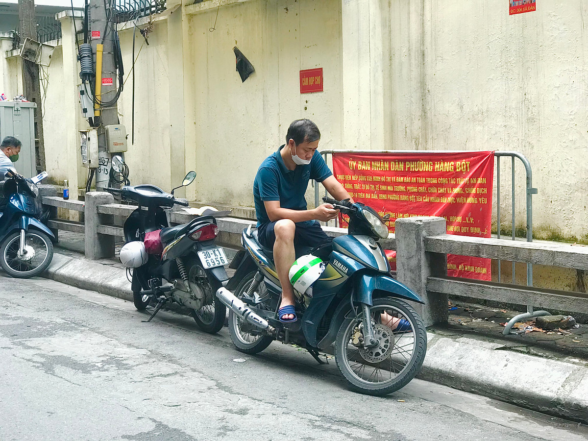 Có phụ huynh thì ngồi chờ con trên xe cạnh điểm thi.