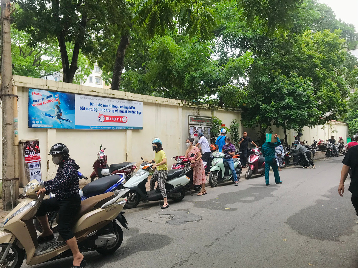 Theo ghi nhận của phóng viên tại nhiều điểm thi tốt nghiệp THPT trên địa bàn Hà Nội, trong suốt 2 ngày thi nhiều bậc phụ huynh đã đưa đón và đứng đợi con trong suốt thời gian làm bài.