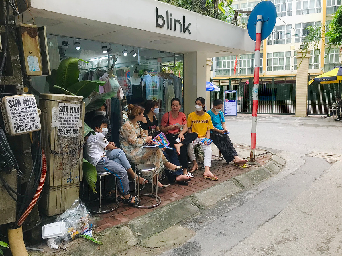 Suốt nhiều giờ thi, phụ huynh không rời khỏi cổng trường nửa bước.