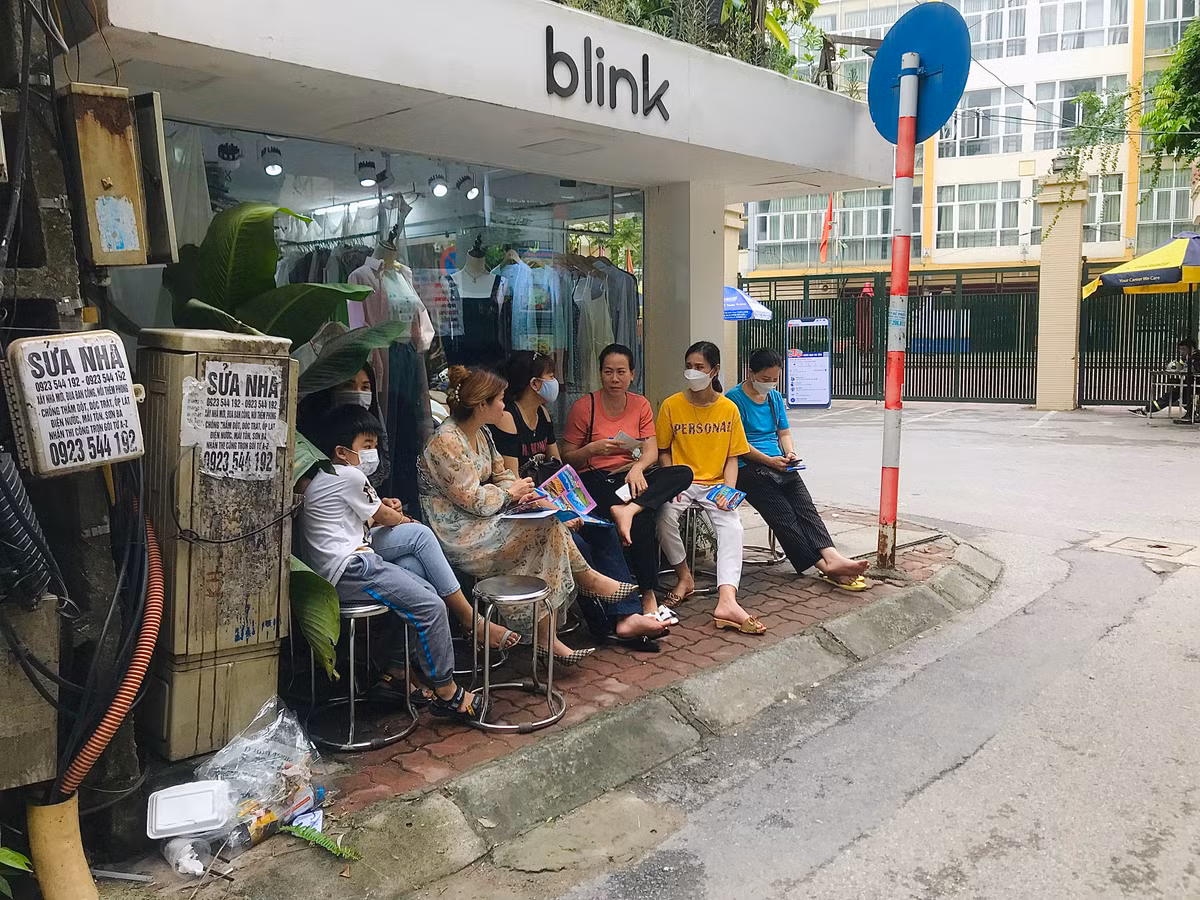 Suốt nhiều giờ thi, phụ huynh không rời khỏi cổng trường nửa bước.