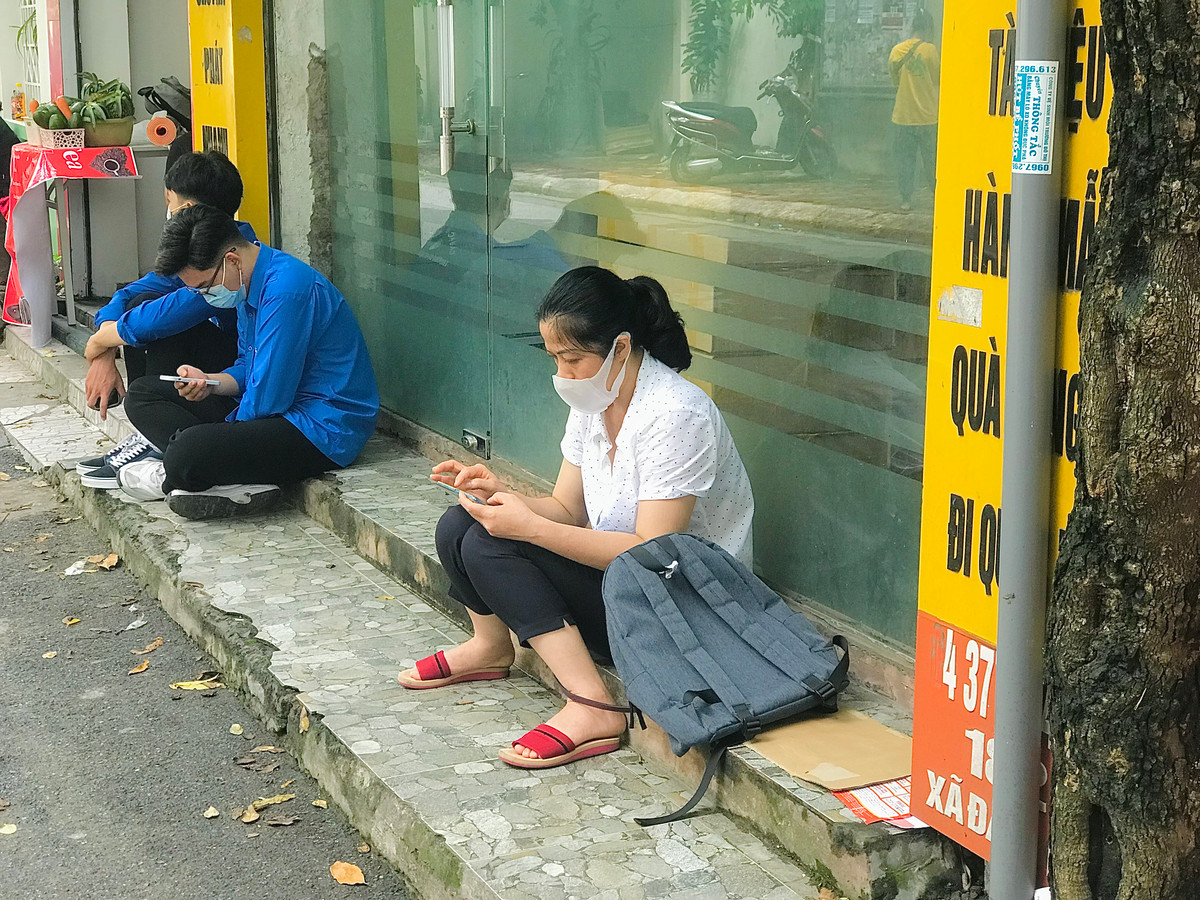 Một phụ huynh khác chia sẻ: "Con tôi đặt chuông đồng hồ lúc 5h30 nhưng 4h đã dậy rồi, lo lắng sốt ruột không ngủ được".