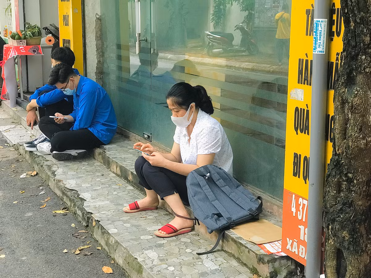 Một phụ huynh khác chia sẻ: "Con tôi đặt chuông đồng hồ lúc 5h30 nhưng 4h đã dậy rồi, lo lắng sốt ruột không ngủ được".