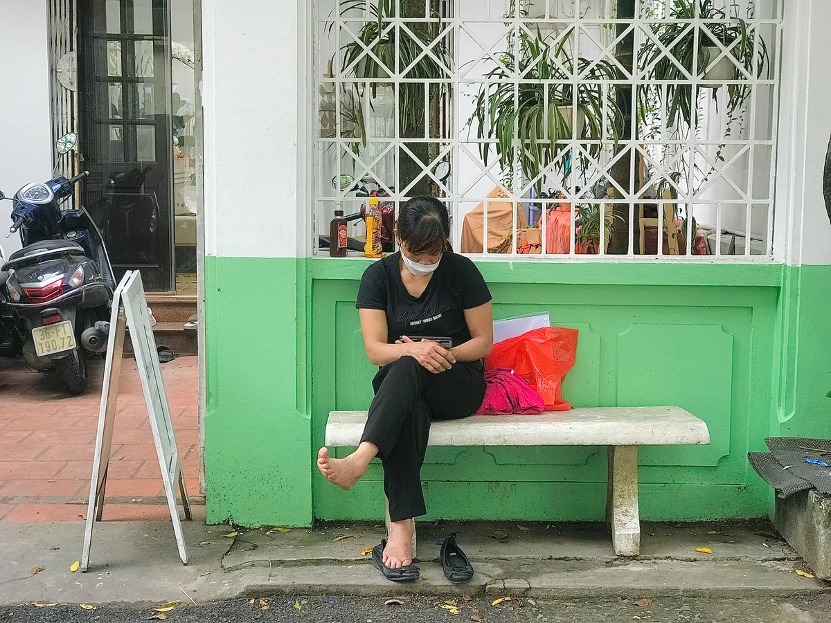 Có phụ huynh chia sẻ: "Con mình sáng sớm mở mắt ra đã ôn bài ngay, đi đường cũng ôn bài".