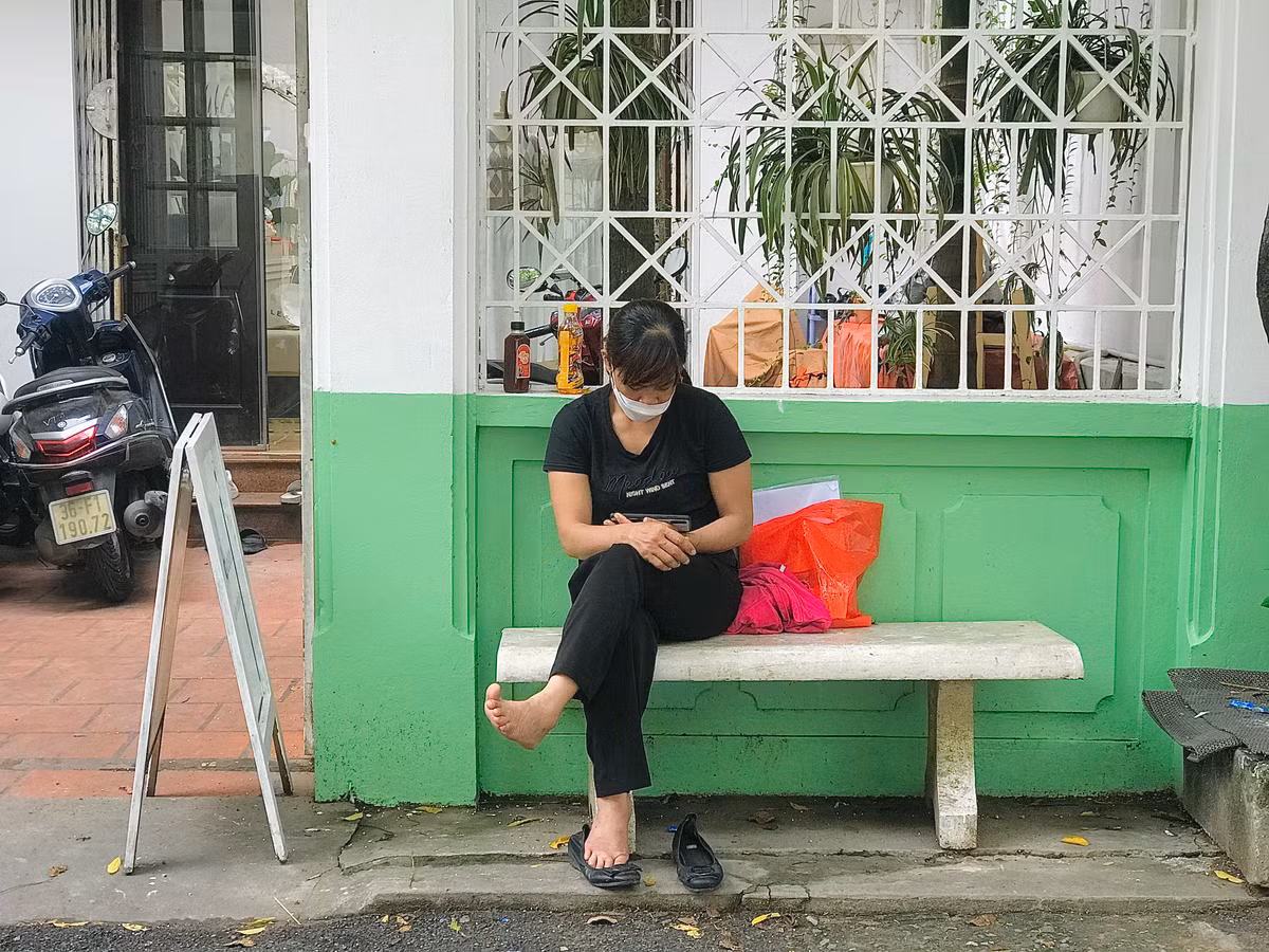 Có phụ huynh chia sẻ: "Con mình sáng sớm mở mắt ra đã ôn bài ngay, đi đường cũng ôn bài".