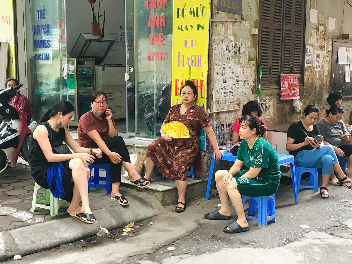 Các phụ huynh ngồi ngoài hồi hộp, sốt ruột không khác gì các sĩ tử trong phòng thì.