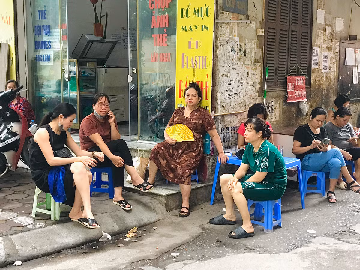 Các phụ huynh ngồi ngoài hồi hộp, sốt ruột không khác gì các sĩ tử trong phòng thì.