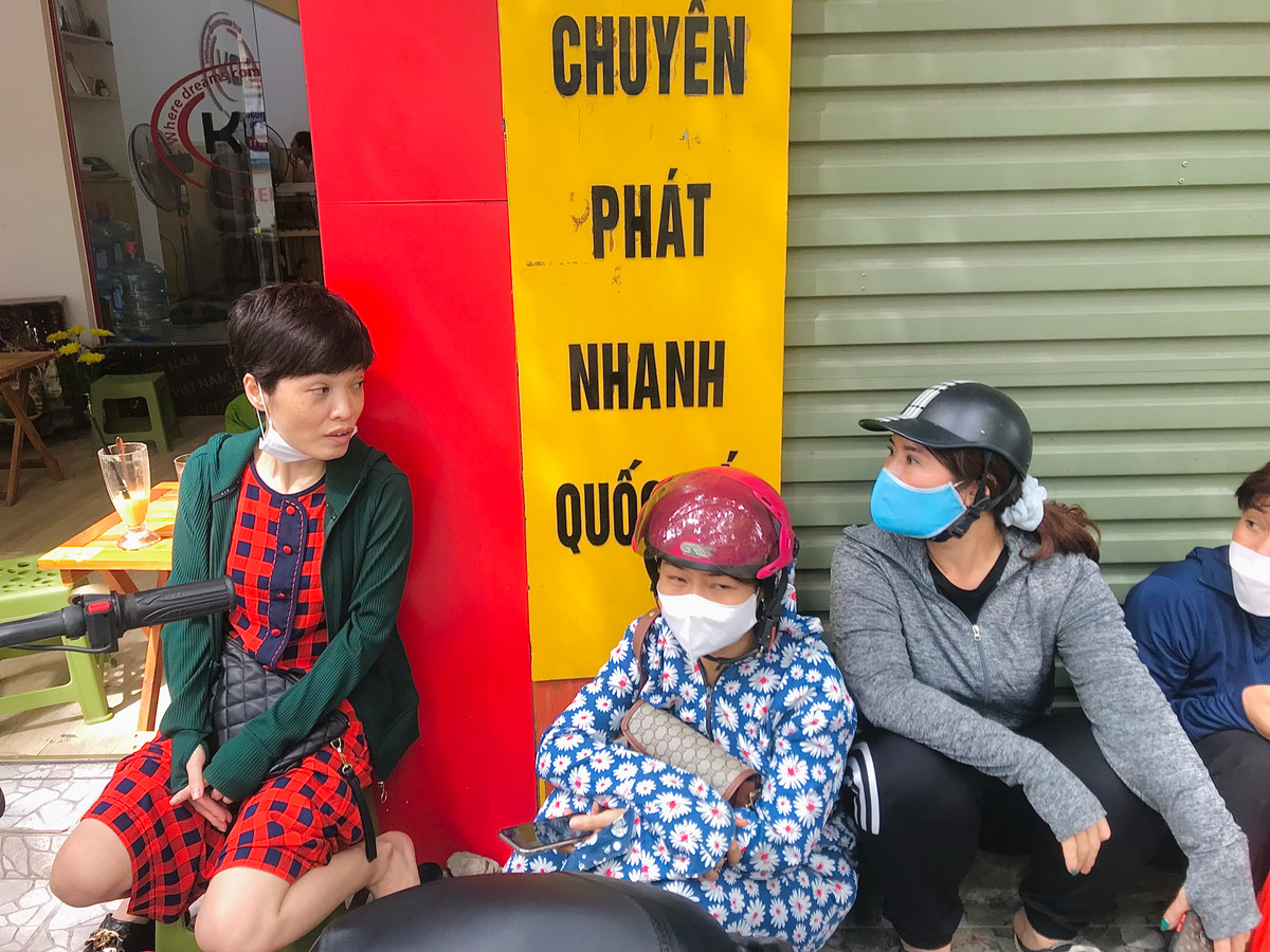 Trong thời gian chờ đợi, các mẹ cũng tranh thủ chia sẻ những câu chuyện ôn thi của con em mình.