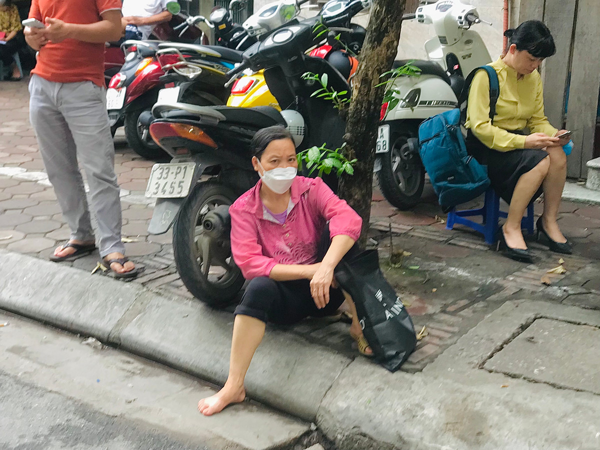 Phụ huynh nào cũng mang nét mặt lo lắng cho con em.